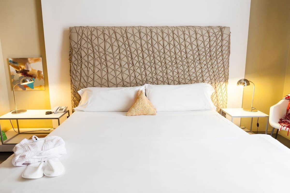Lit avec matelas à plateau-coussin, minibar, coffre-fort, bureau