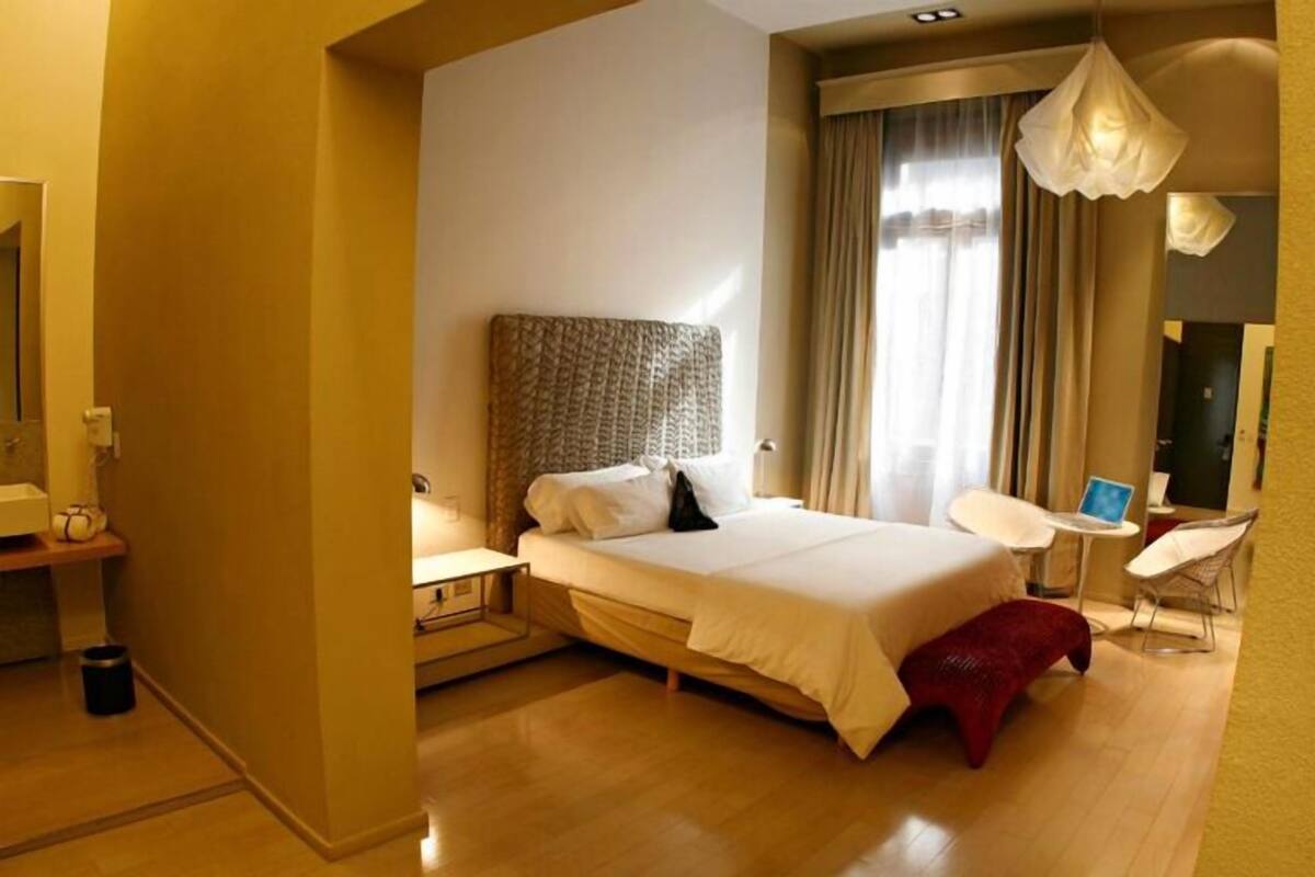 Lit avec matelas à plateau-coussin, minibar, coffre-fort, bureau