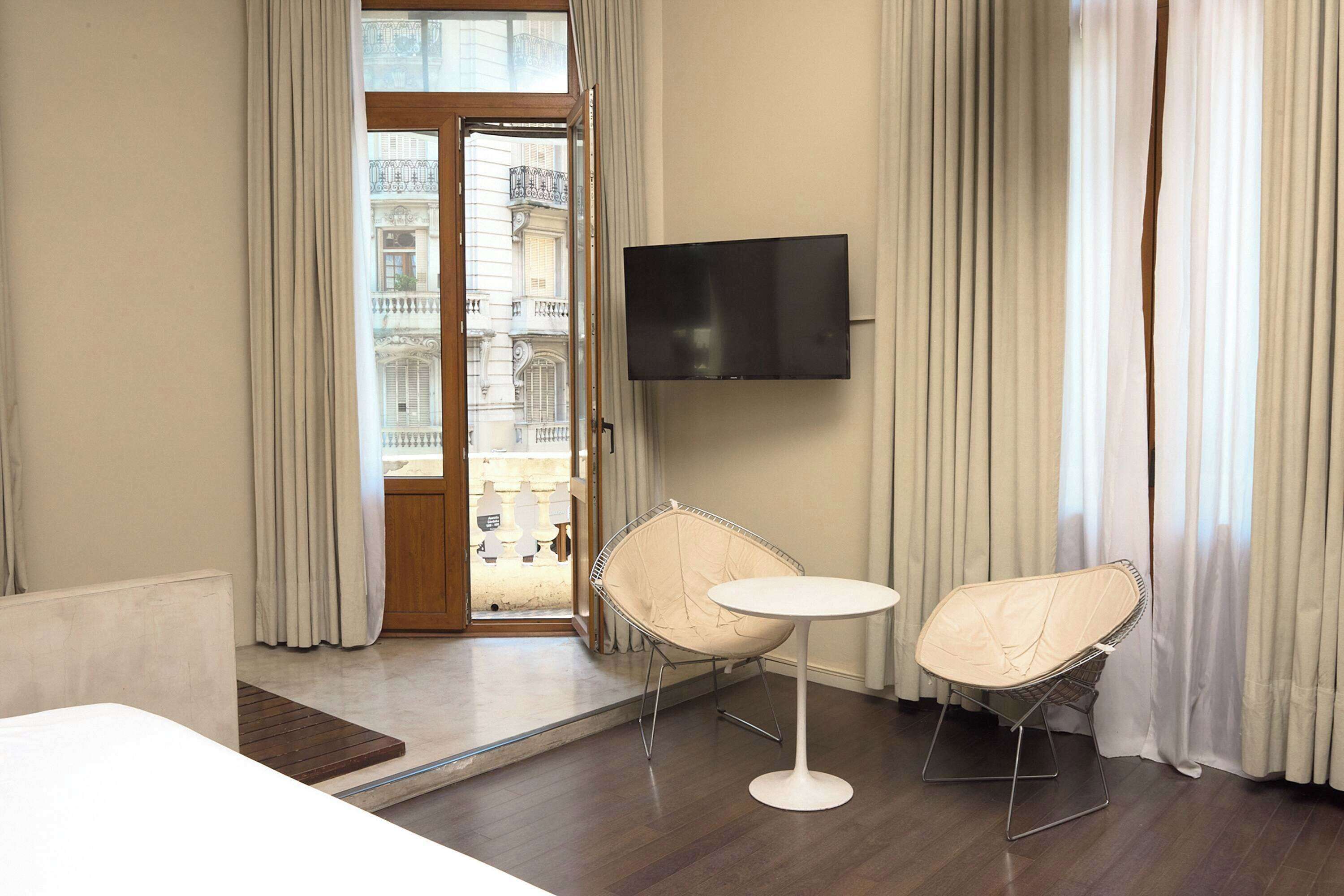 Nệm có lớp đệm bông, minibar, két bảo mật tại phòng, bàn 