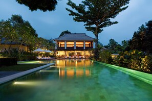 Outdoor pool, pool umbrellas, sun loungers - COMO Uma Ubud (Ubud)