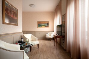 Junior Suite | Living area | TV - Hotel Romana Residence (Milan)