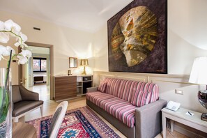 Family Room | Premium bedding, minibar, in-room safe, desk - Hotel Romana Residence (Milan)