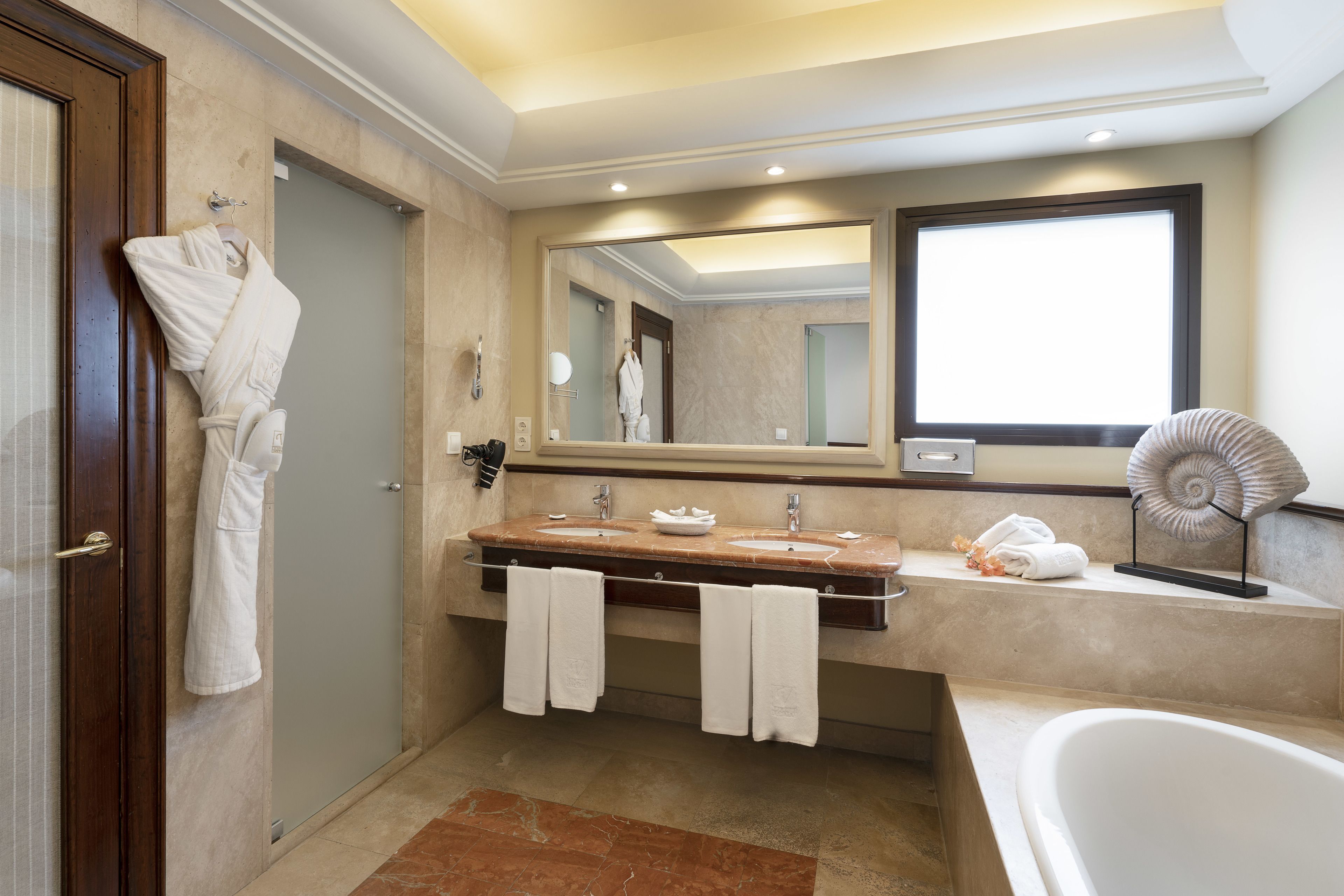 1 bedroom, premium bedding, down duvets, minibar