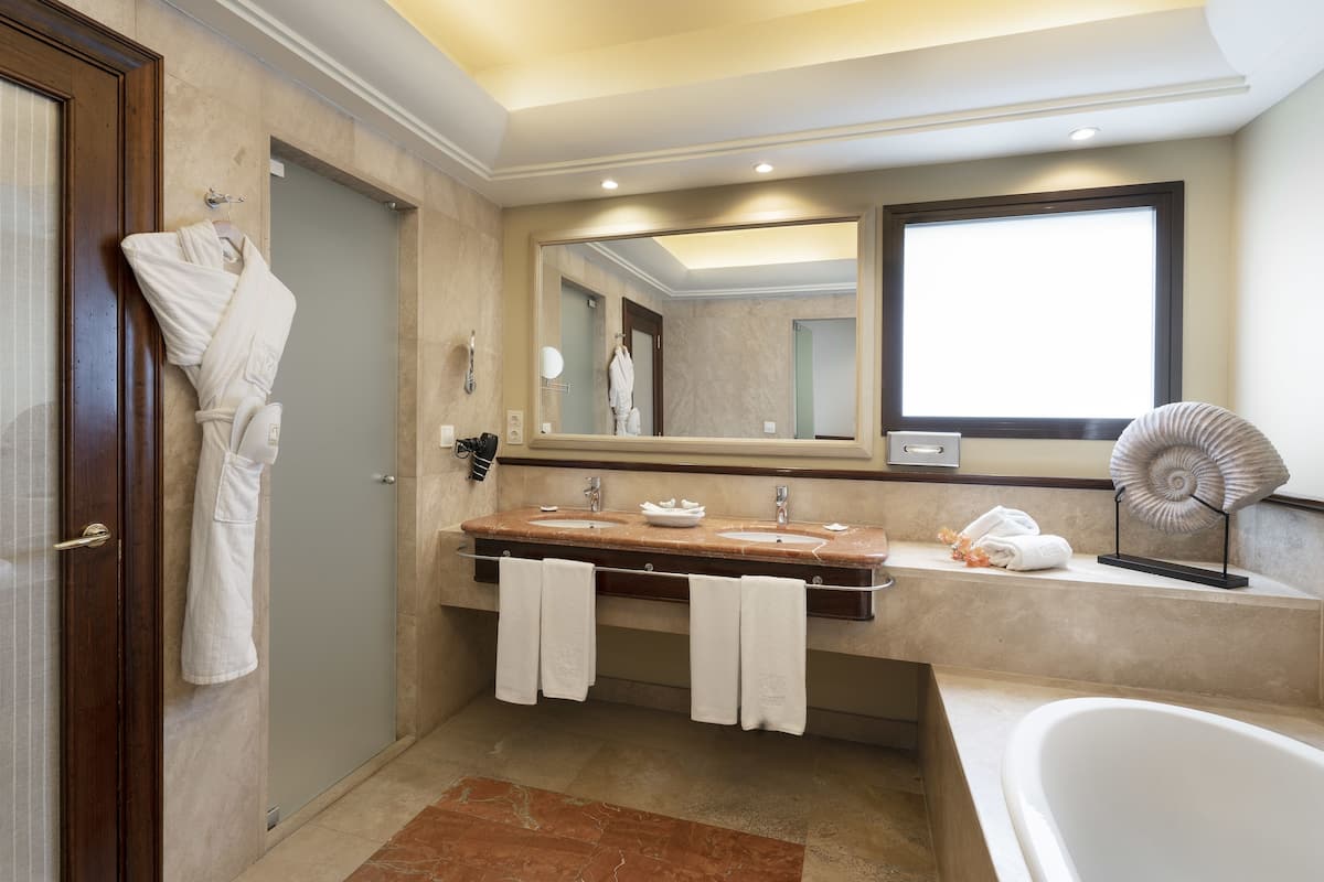 1 bedroom, premium bedding, down duvets, minibar