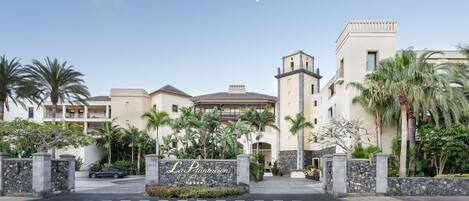 A hotel entrance with a sign reading "La Plantacion Sol y Sol."