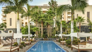 6 outdoor pools