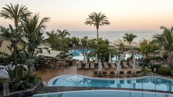 6 outdoor pools