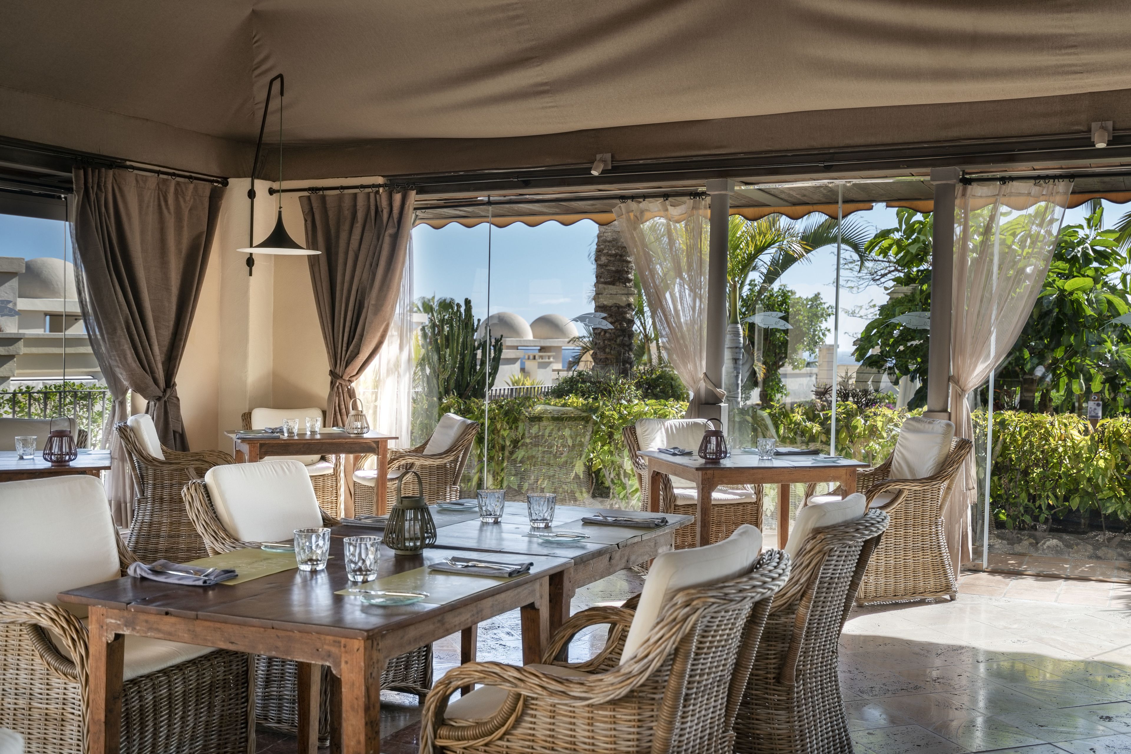 4 restaurants, lunch, dinner served; barbecue