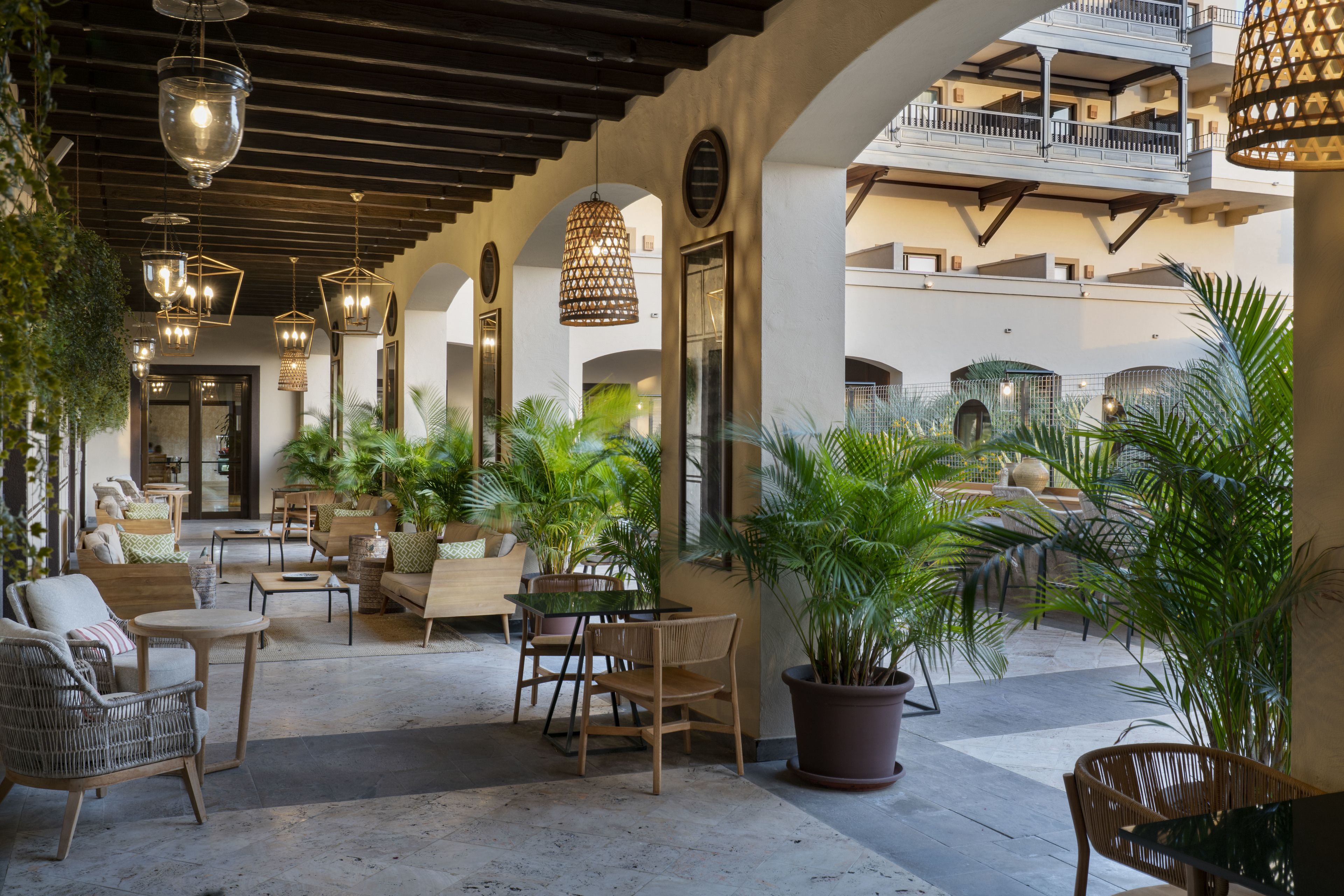 4 restaurants, lunch, dinner served; barbecue