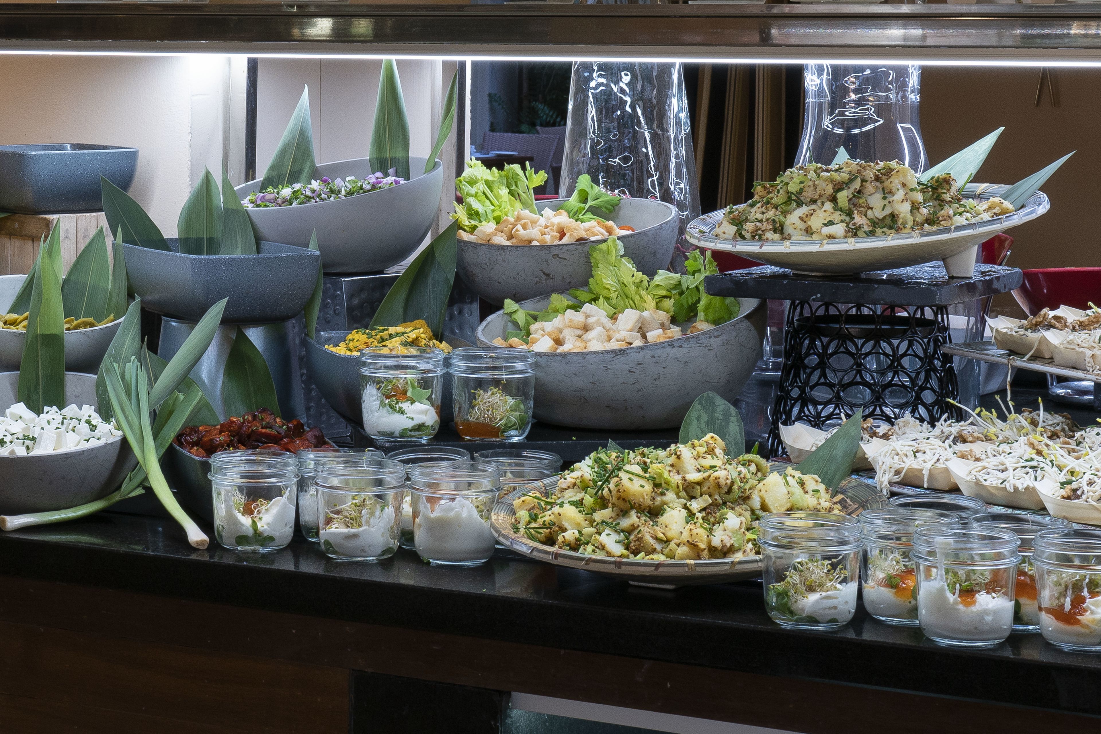 Ein reichhaltiges Buffet mit verschiedenen Speisen und Beilagen.
