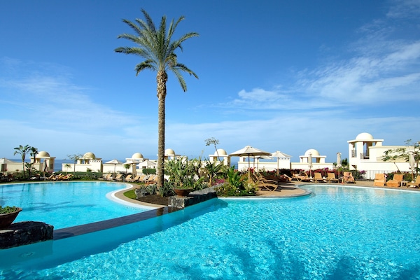6 outdoor pools