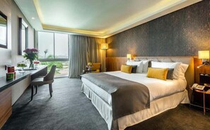 Minibar, caja de seguridad en la habitación y escritorio 