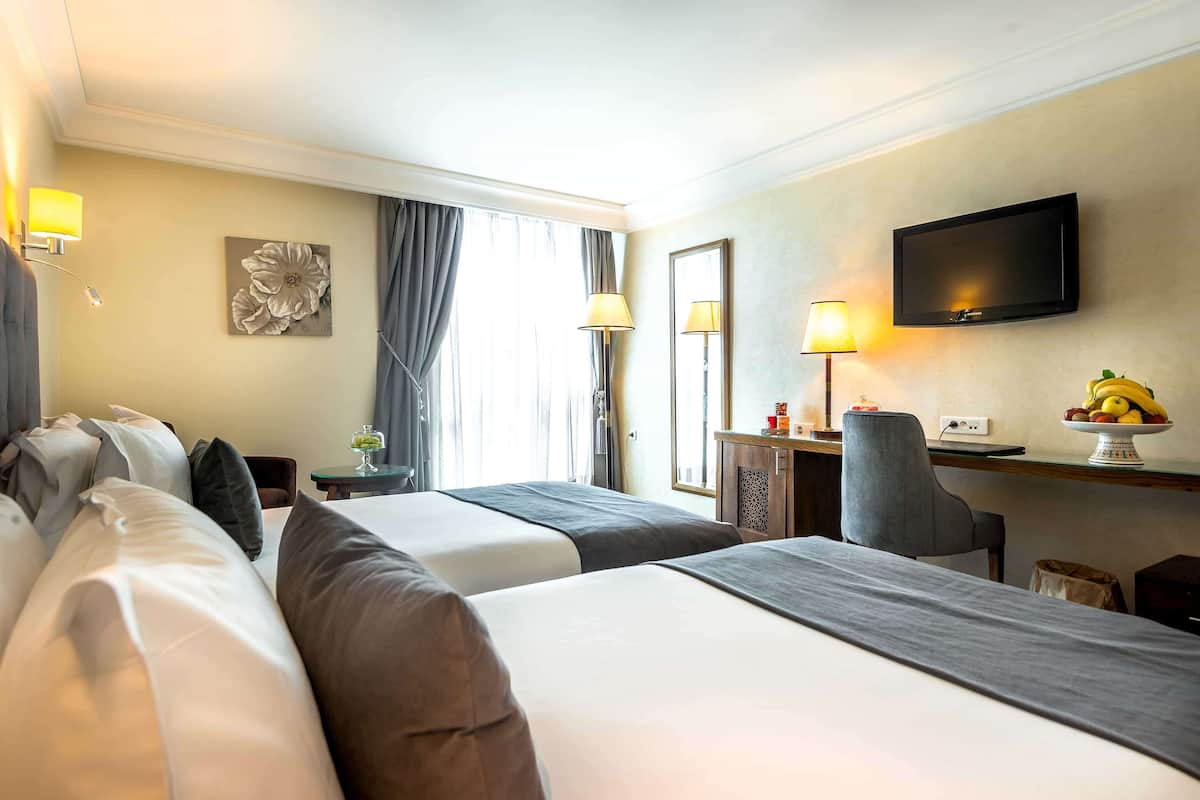 Minibar, két bảo mật tại phòng, bàn