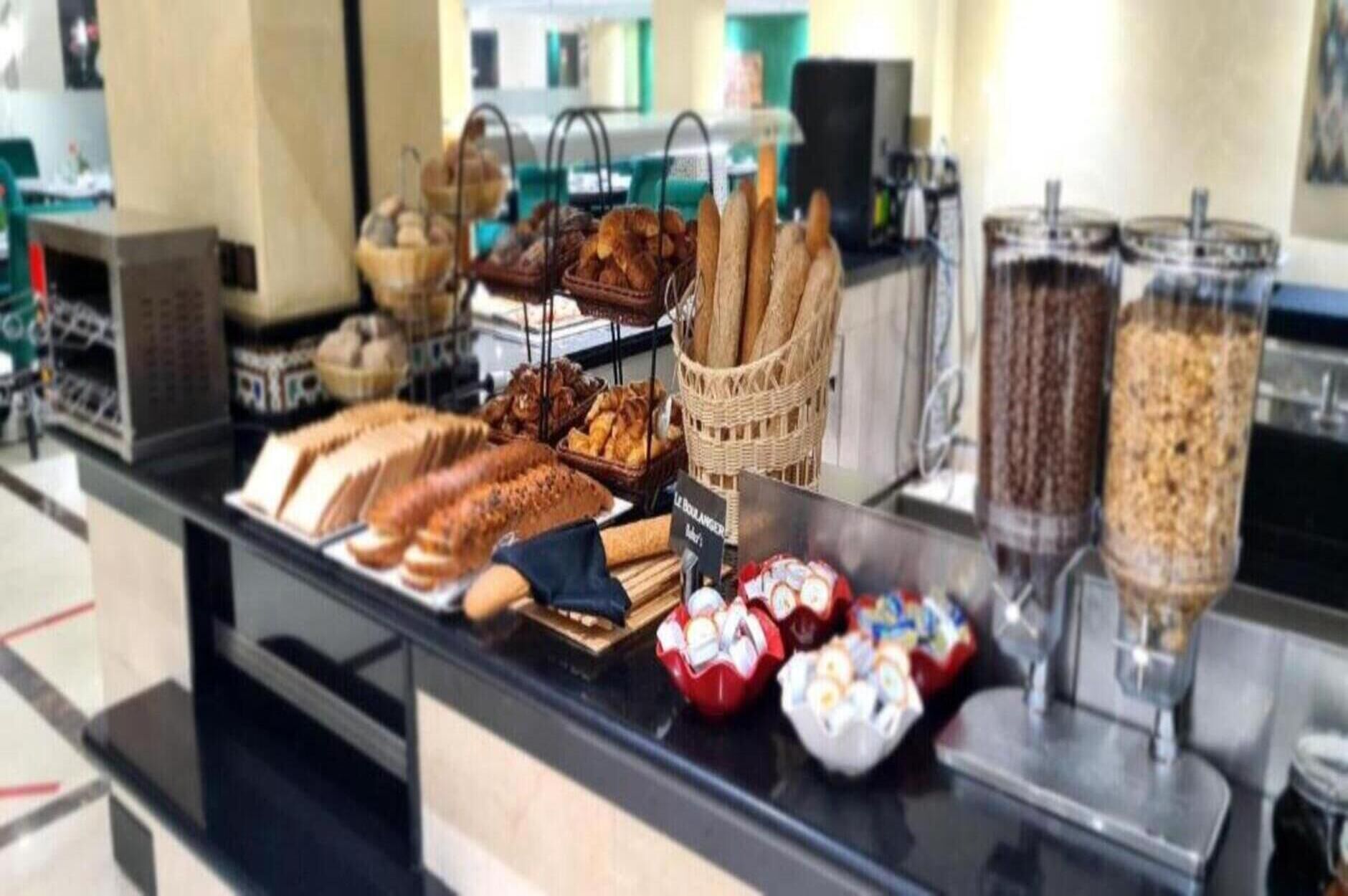 每日供应自助式早餐（每人 EUR 19）