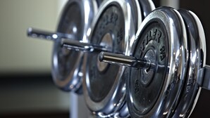 A row of silver dumbbells with weight markings, mounted on a wall. - Mercure Hotel Frankfurt Airport Langen (Langen)