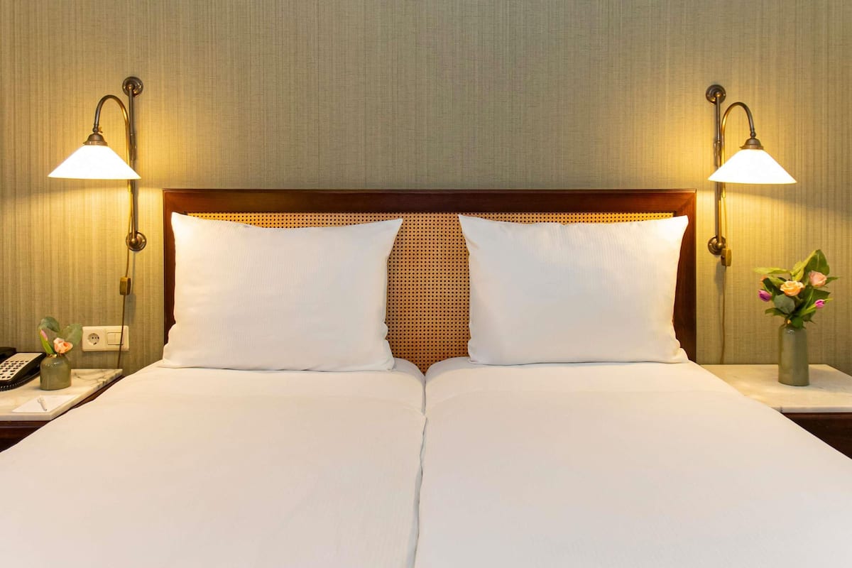 Standaard tweepersoonskamer, 1 tweepersoonsbed | Luxe beddengoed, een minibar, een kluis op de kamer, een bureau
