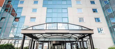 L’entrée de l’hôtel Mercure, avec son auvent en verre et son architecture moderne.