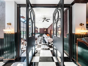 供應早餐、午餐、晚餐;多國菜