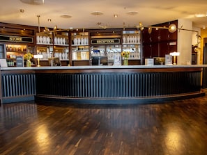 A reception area with a counter, a store, and a reception desk. - Mercure Hotel Frankfurt Airport Langen (Langen)