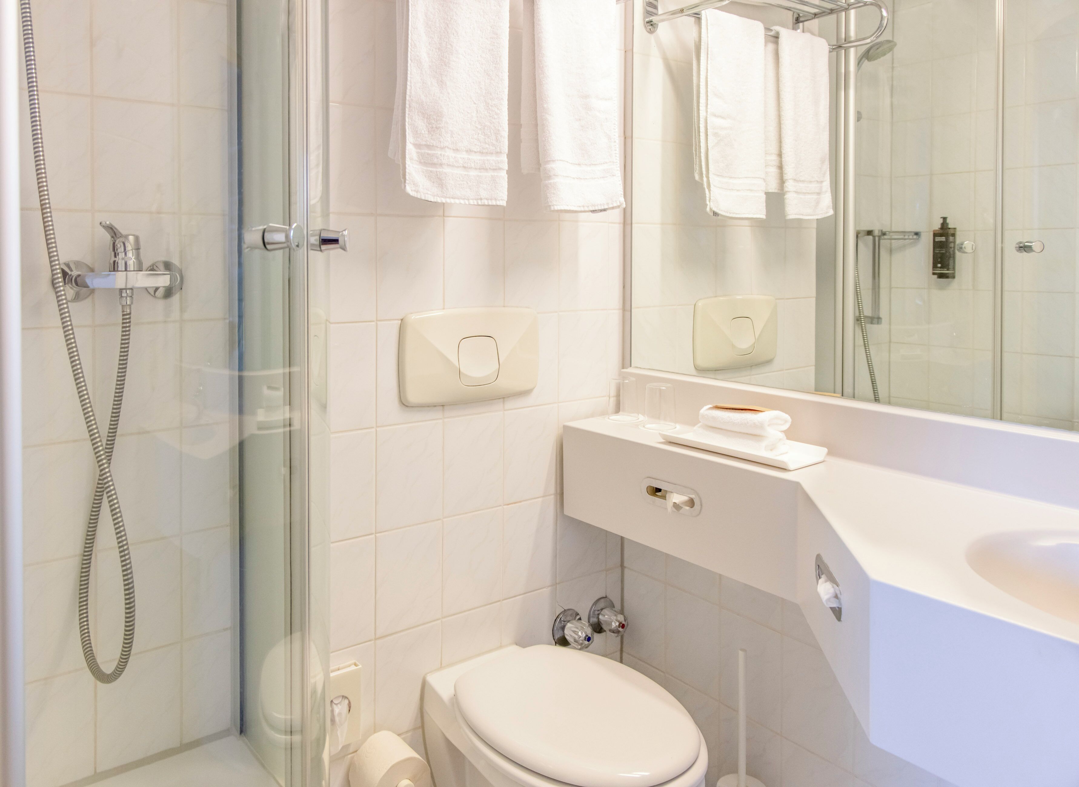 Regadera, amenidades de baño ecológicas, secadora de cabello, toallas 