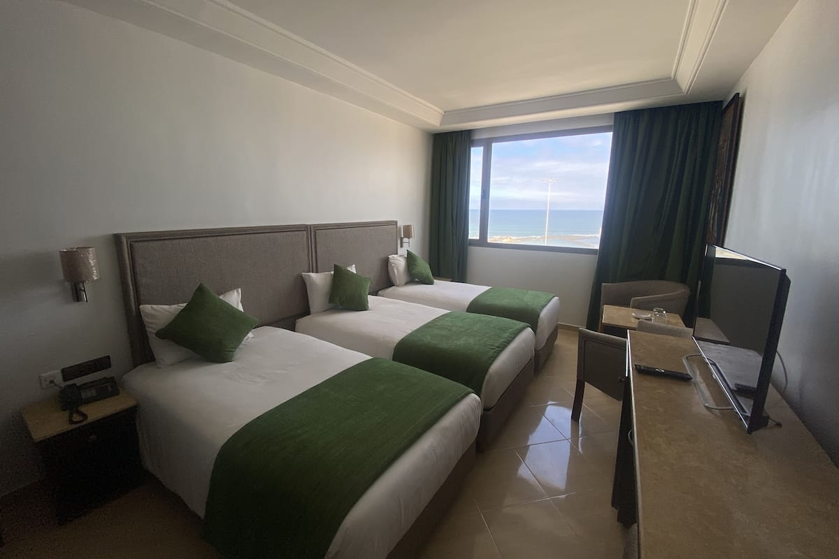 Standaard driepersoonskamer | Luxe beddengoed, een minibar, een kluis op de kamer, een bureau