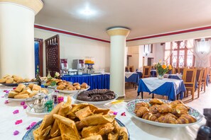 Colazione a buffet a pagamento, servita tutte le mattine 