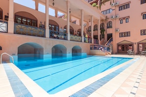 Piscina externa, espreguiçadeiras
