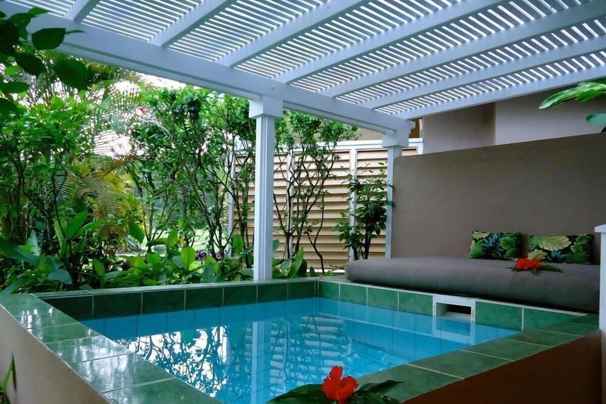 Pool | 2 outdoor pools, pool umbrellas, sun loungers