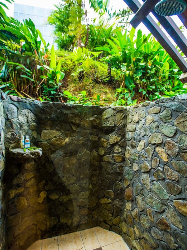 Vesi Villa | Bathroom | Free toiletries, hair dryer, towels