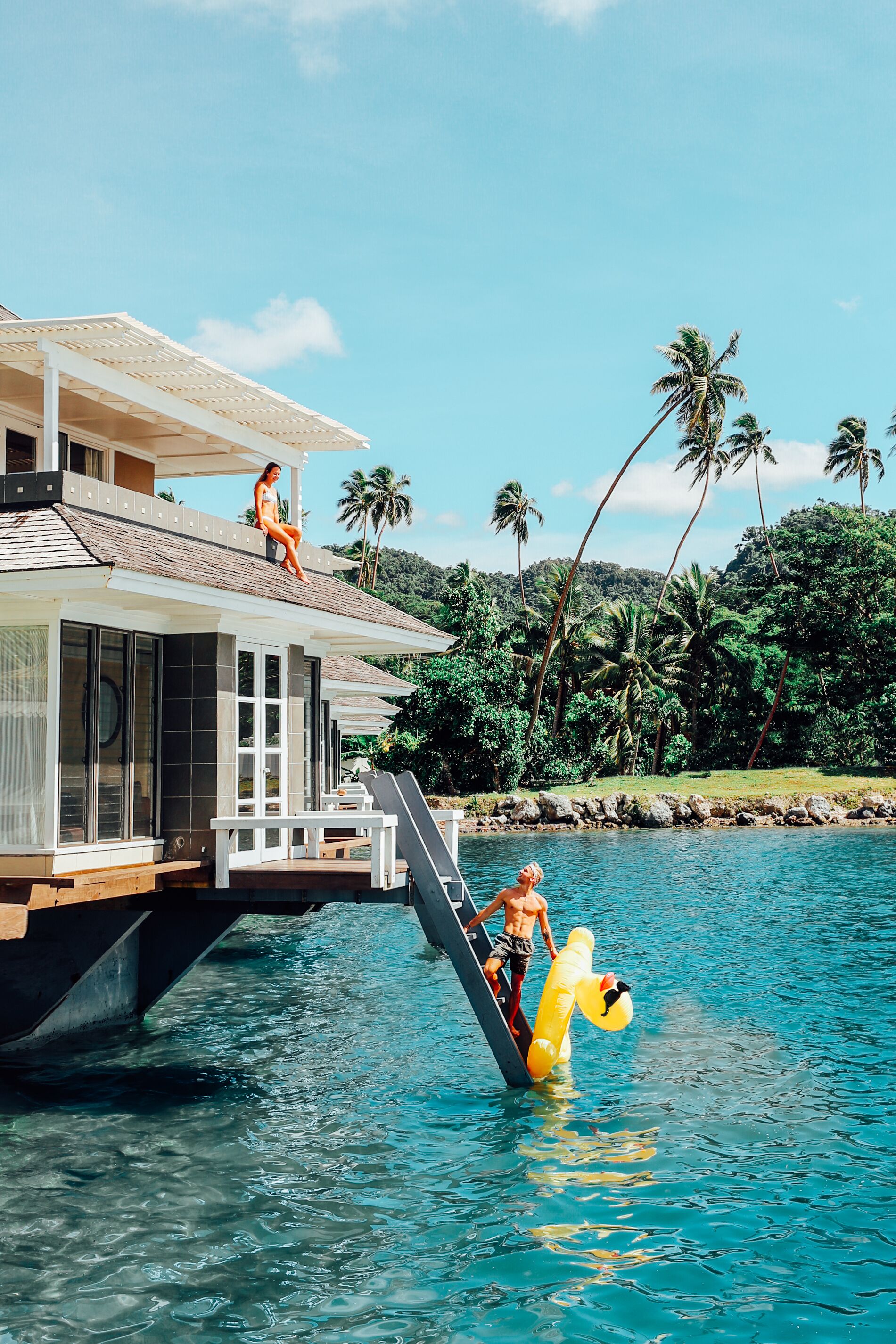 Ein Hausboot mit Deck, einer Treppe zum oberen Bereich und einem Pool.