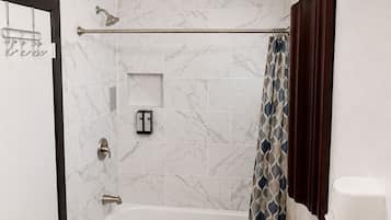 Chambre Standard, 1 très grand lit | Salle de bain | Articles de toilette (gratuits), serviettes fournies