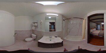 Standard Room, 1 King Bed | Bathroom | Free toiletries, towels