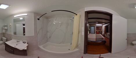 Standard Room, 1 King Bed | Bathroom