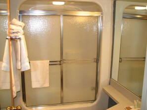 Combined shower/tub, free toiletries, hair dryer, towels