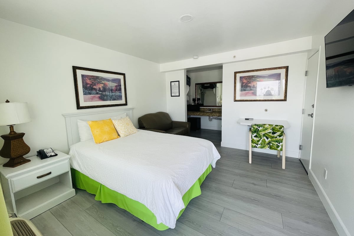 Full Bed w/ Sleeper | Luxe beddengoed, een bureau, een laptopwerkplek