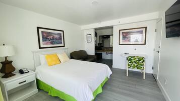 Full Bed w/ Sleeper | Seprai premium, meja kerja, dan ruang kerja ramah laptop