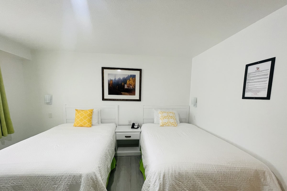 Tweepersoonskamer | Luxe beddengoed, een bureau, een laptopwerkplek