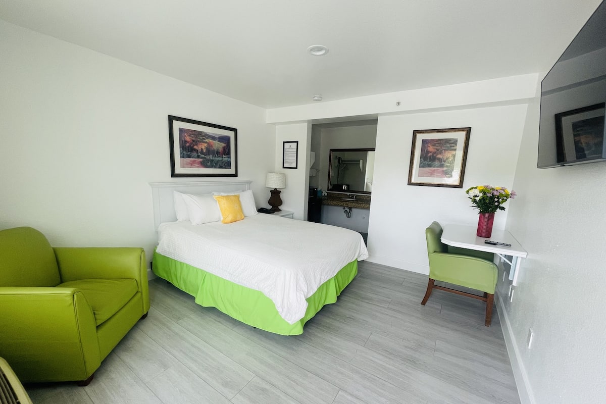 Single Queen | Luxe beddengoed, een bureau, een laptopwerkplek