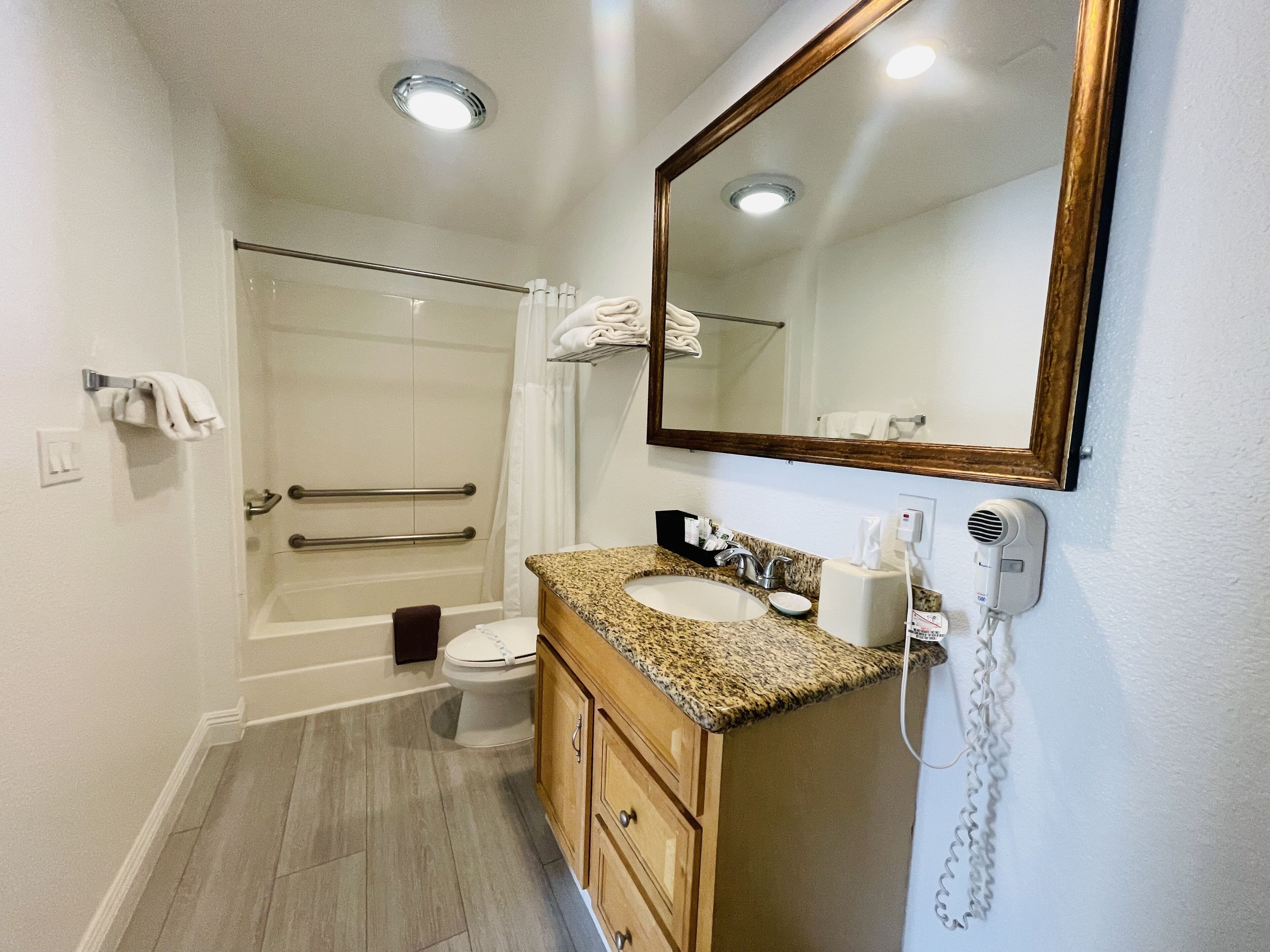 double room | bathroom | free toiletries, towels