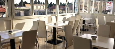 Frokost med lokale retter hver dag (EUR 10 per person)