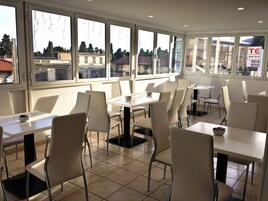 Desayuno con opciones de la cocina local diario (EUR 10 por persona)