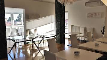Café da manhã (EUR 10 por pessoa)