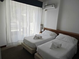 Habitación clásica | Minibar, caja fuerte, escritorio y cortinas opacas