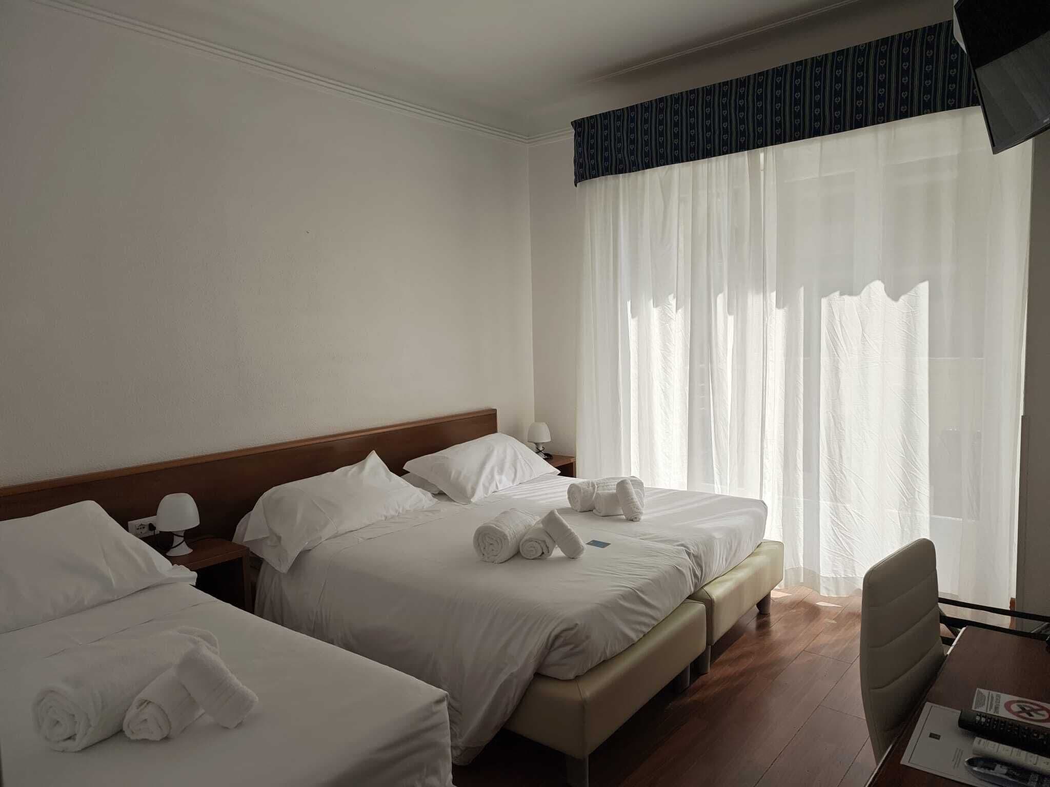 トリプルルーム | ミニバー、セーフティボックス (室内)、デスク、遮光カーテン