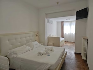 Quarto família | Frigobar, cofres nos quartos, escrivaninha, cortinas blackout