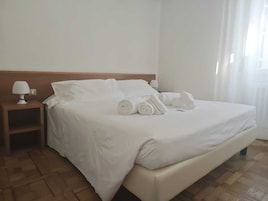 Habitación estándar doble | Minibar, caja fuerte, escritorio y cortinas opacas