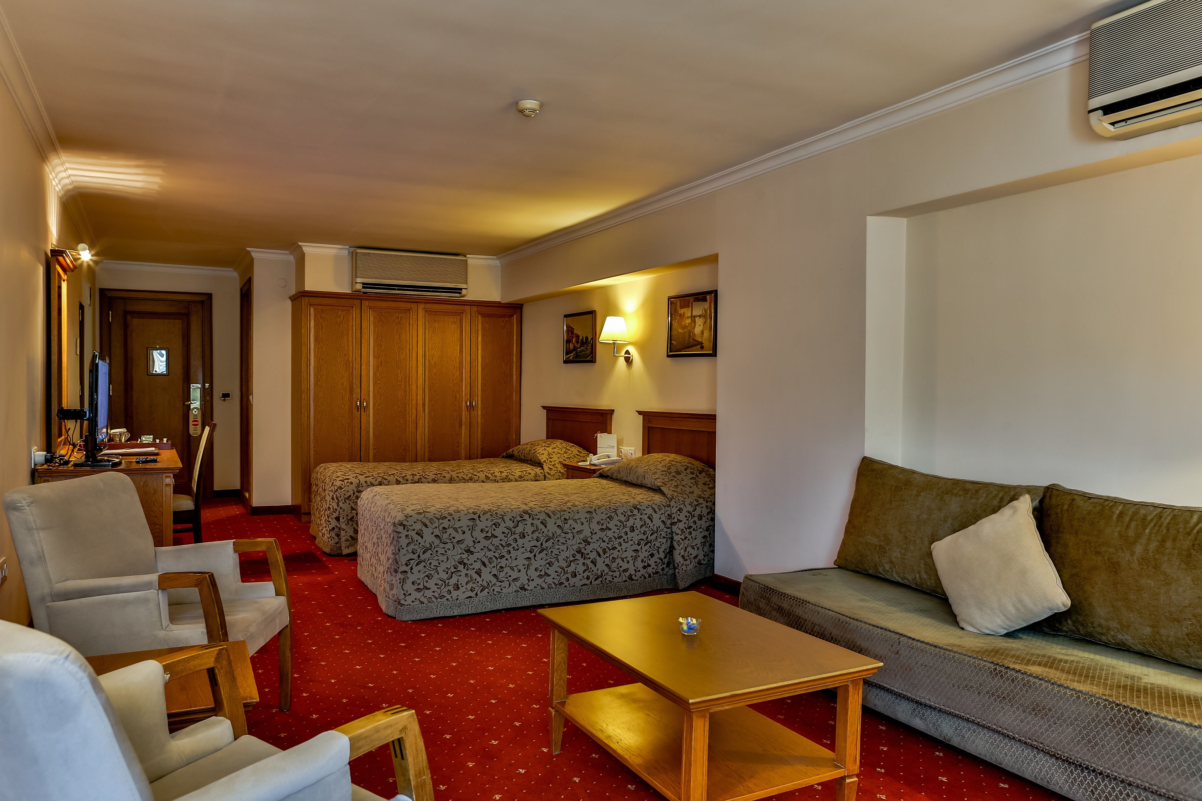 executive room | minibar, in-room safe, blackout curtains, soundproofing