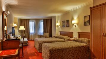 Habitación ejecutiva | Minibar, caja de seguridad en la habitación y cortinas blackout