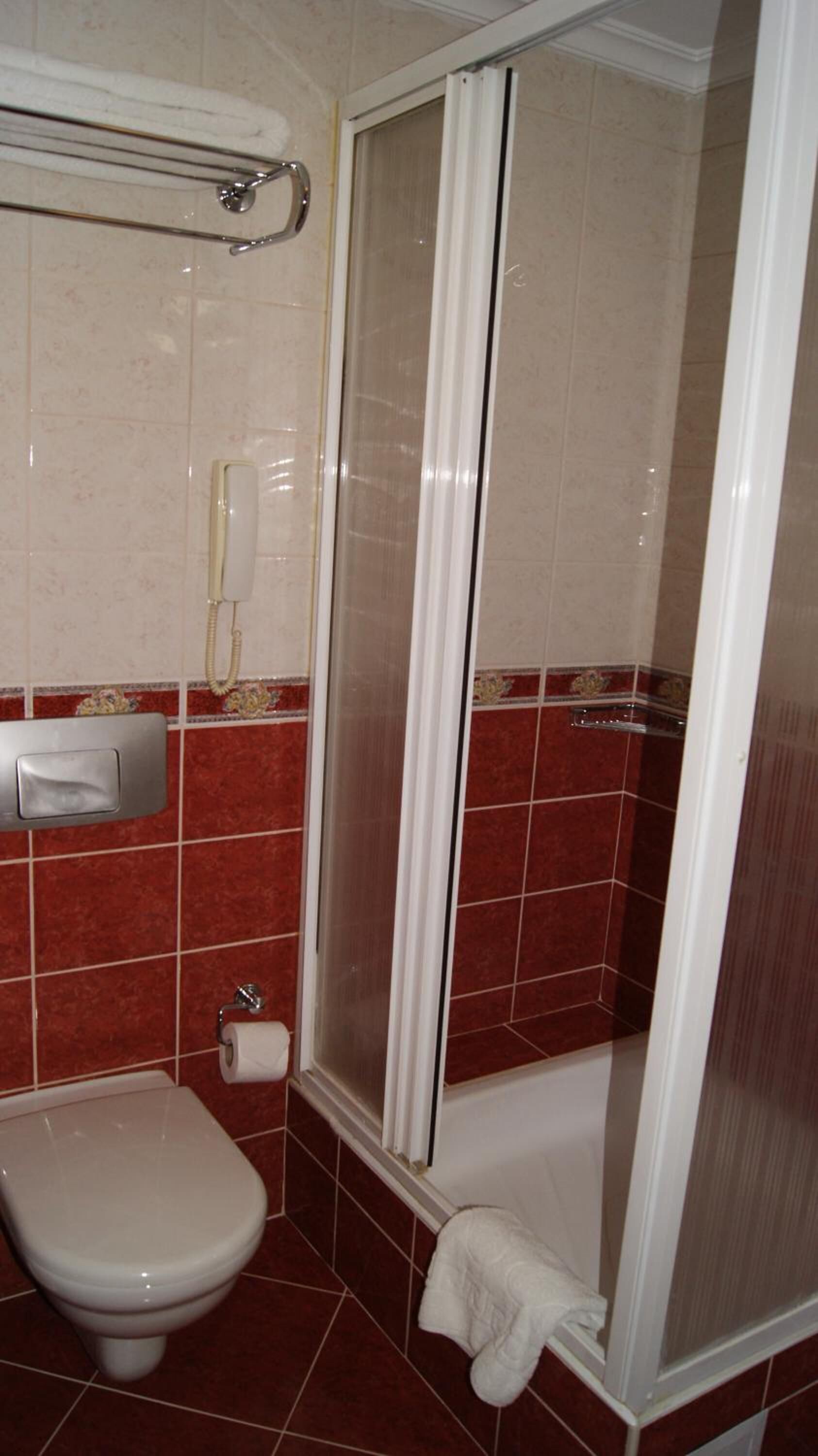 economy single room | bathroom | free toiletries, hair dryer, bathrobes, slippers