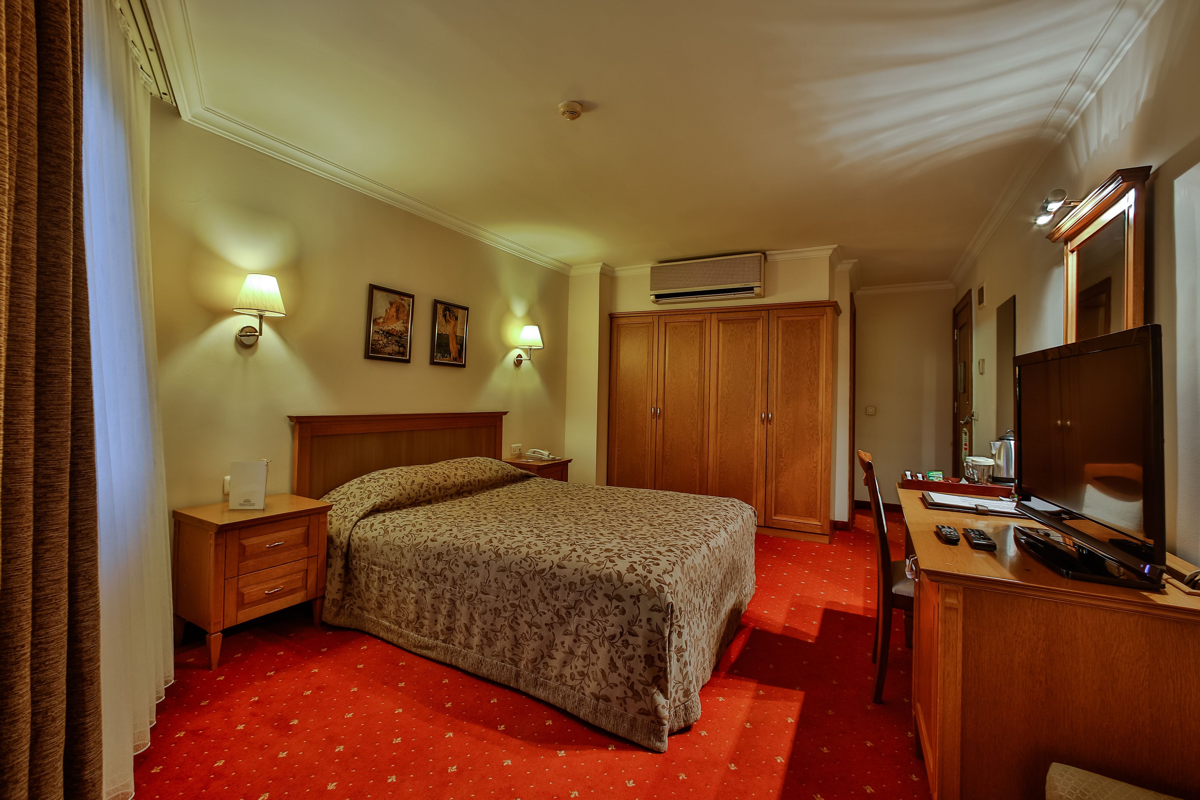 standard double or twin room | minibar, in-room safe, blackout curtains, soundproofing